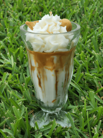 Caramel Sundae Tall Glass Soy Candle (Scent: Caramel, Color: Caramel Brown)